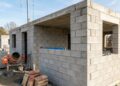 Casa sem pilares convencionais feita com alvenaria estrutural de concreto