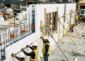 Como uma casa pode ser construída com paredes de ICF e quais cuidados evitam que as fôrmas abram durante a concretagem