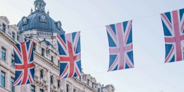 Inglaterra mantém juros pela 5ª vez seguida e reforça cautela sobre o choque de energia