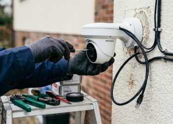 Instalador de segurança eletrônica deixou de trabalhar apenas com câmeras e agora configura redes, sensores e acesso pelo celular