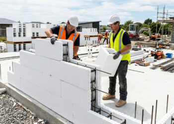 Com fôrmas isolantes de poliestireno que reduzem em 50% as perdas térmicas, esta tecnologia inovadora une concreto armado e conforto em obras