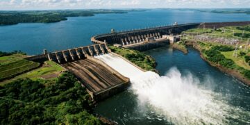 Com 20 unidades geradoras e 14 mil MW, Itaipu continua sendo uma estrutura que transforma água em energia para 2 países ao mesmo tempo