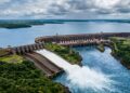 Com 20 turbinas de 700 MW, Itaipu usa a força do Rio Paraná para mover geradores gigantes e entregar energia em escala de país inteiro