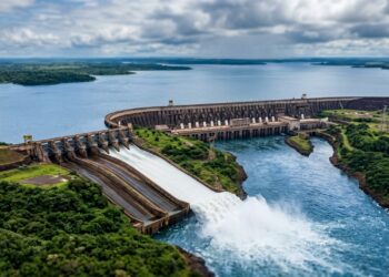 Com 20 turbinas de 700 MW, Itaipu usa a força do Rio Paraná para mover geradores gigantes e entregar energia em escala de país inteiro