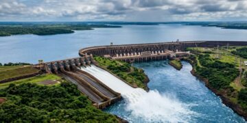 Com 20 turbinas de 700 MW, Itaipu usa a força do Rio Paraná para mover geradores gigantes e entregar energia em escala de país inteiro