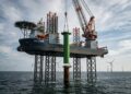 Maior navio de instalação eólica se ergue sobre o mar com pernas de aço e usa guindaste de 3.000 toneladas para montar turbinas offshore