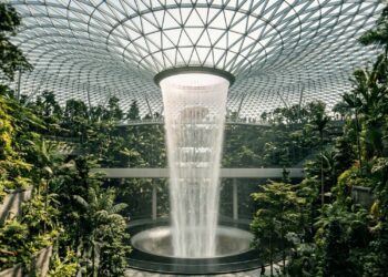 Uma cúpula de aço e vidro com 3.500 toneladas abriga uma floresta e uma queda-d’água de 40 metros dentro de um aeroporto