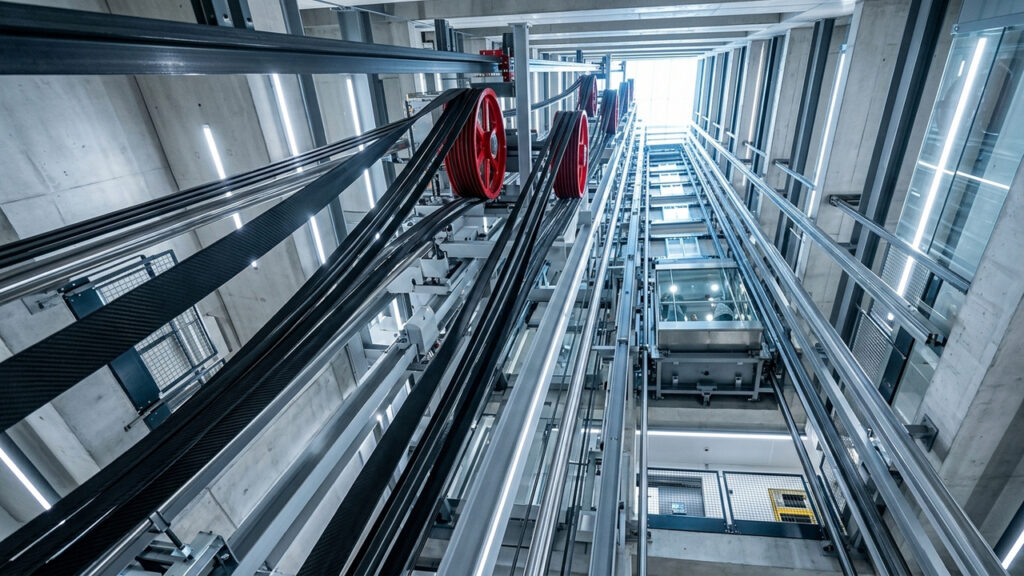 Esta inovadora corda de fibra de carbono corta em 90% o peso de içamento, permitindo que os elevadores subam a alturas recordes de 1.000 metros