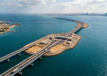 King Fahd Causeway transformou 25 quilômetros de mar em uma rota rodoviária entre dois países