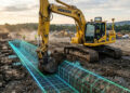 Com precisão cirúrgica de até 2 cm e orientação por GPS, a tecnologia da Komatsu reduz drasticamente o retrabalho e o tempo de verificação de cotas em obras