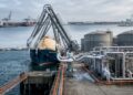 Terminal de regaseificação transforma GNL de navio em gás natural para abastecer a rede