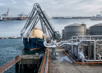 Terminal de regaseificação transforma GNL de navio em gás natural para abastecer a rede