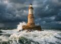 O farol francês que parece um palácio de pedra erguido sobre uma rocha castigada pelo Atlântico