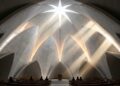 O Templo de Lótus transforma 45 cascas curvas de concreto branco em uma flor gigante no coração de Nova Délhi