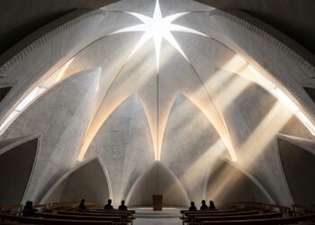O Templo de Lótus transforma 45 cascas curvas de concreto branco em uma flor gigante no coração de Nova Délhi
