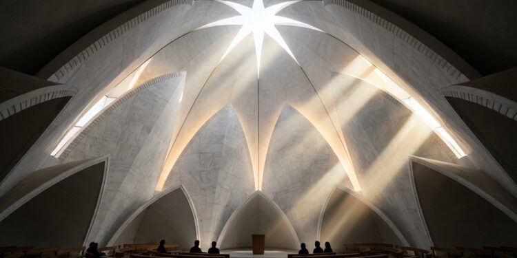 O Templo de Lótus transforma 45 cascas curvas de concreto branco em uma flor gigante no coração de Nova Délhi