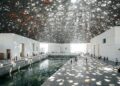 A cúpula de 7.850 estrelas metálicas que cobre o Louvre Abu Dhabi e cria chuva de luz no deserto