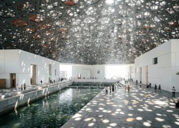 A cúpula de 7.850 estrelas metálicas que cobre o Louvre Abu Dhabi e cria chuva de luz no deserto