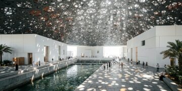 A cúpula de 7.850 estrelas metálicas que cobre o Louvre Abu Dhabi e cria chuva de luz no deserto