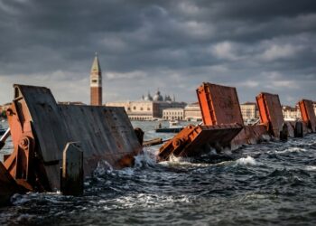 Veneza esconde 78 comportas no fundo do mar para impedir que marés altas invadam suas ruas históricas