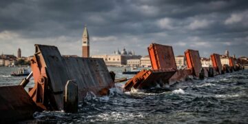 Veneza esconde 78 comportas no fundo do mar para impedir que marés altas invadam suas ruas históricas