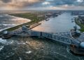 2 portas de aço com 210 metros fecham o acesso ao porto de Roterdã quando o Mar do Norte ameaça avançar sobre a Holanda