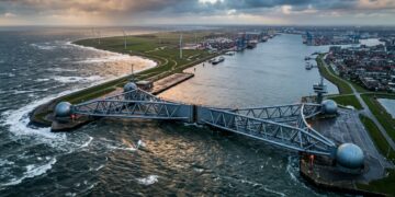 2 portas de aço com 210 metros fecham o acesso ao porto de Roterdã quando o Mar do Norte ameaça avançar sobre a Holanda