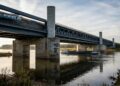 A ponte de Magdeburg faz navios navegarem por cima de um rio em uma estrutura que parece desafiar a lógica
