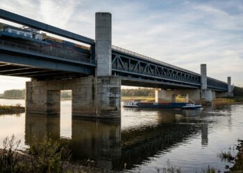 A ponte de Magdeburg faz navios navegarem por cima de um rio em uma estrutura que parece desafiar a lógica