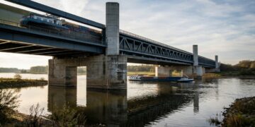A ponte de Magdeburg faz navios navegarem por cima de um rio em uma estrutura que parece desafiar a lógica