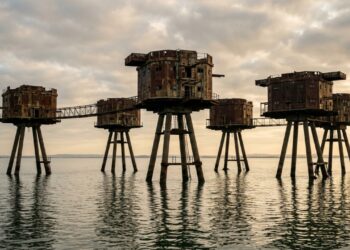Torres marítimas abandonadas que protegiam Londres