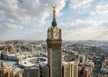 A torre de 601 metros em Meca que transformou um complexo religioso em marco urbano visto a quilômetros