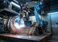 Impressoras gigantes fabricam peças metálicas em camadas para reduzir dependência de moldes e fundições