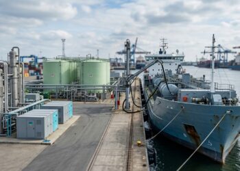 O metanol feito com hidrogênio e carbono capturado começa a disputar espaço nos portos dos grandes navios