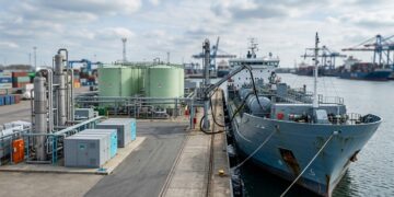 O metanol feito com hidrogênio e carbono capturado começa a disputar espaço nos portos dos grandes navios