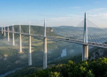 Com 343 metros de altura, o Viaduto de Millau atravessa um vale onde o vento poderia deslocar toda a pista