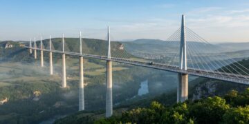 Com 343 metros de altura, o Viaduto de Millau atravessa um vale onde o vento poderia deslocar toda a pista