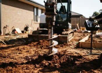 A fundação que entra no solo como um parafuso e sustenta a casa sem abrir enormes buracos