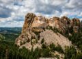 Monte Rushmore transformou uma montanha de granito em quatro rostos gigantes esculpidos na paisagem
