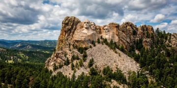 Monte Rushmore transformou uma montanha de granito em quatro rostos gigantes esculpidos na paisagem