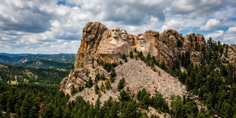 Monte Rushmore transformou uma montanha de granito em quatro rostos gigantes esculpidos na paisagem