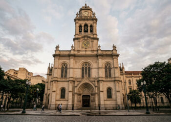 Com um monumental órgão de 6.000 tubos e fundado em 1598, o histórico Mosteiro de São Bento abriga tradicionais cantos gregorianos em SP