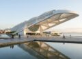 O Museu do Amanhã parece flutuar sobre a Baía de Guanabara enquanto sua cobertura se movimenta para acompanhar o Sol