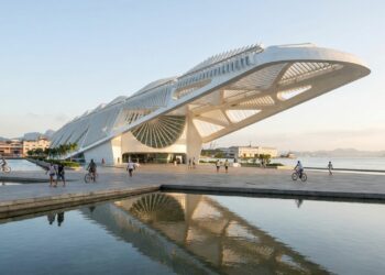 O Museu do Amanhã parece flutuar sobre a Baía de Guanabara enquanto sua cobertura se movimenta para acompanhar o Sol