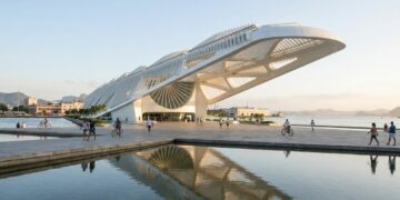 O Museu do Amanhã parece flutuar sobre a Baía de Guanabara enquanto sua cobertura se movimenta para acompanhar o Sol