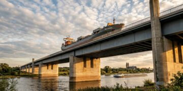 Ponte aquática de Magdeburg sobre o rio Elba