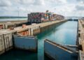 Com eclusas de 427 metros, o Canal do Panamá criou elevadores de água gigantes para receber navios de mais de 14 mil contêineres