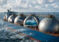 Navios metaneiros levam GNL a milhares de quilômetros usando tanques criogênicos de alta tecnologia