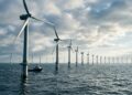 Turbinas eólicas instaladas no mar capturam ventos constantes e ampliam a geração de energia limpa