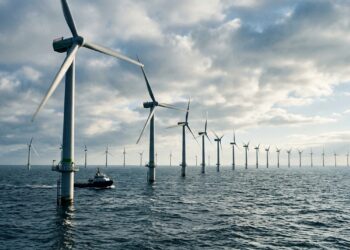 Turbinas eólicas instaladas no mar capturam ventos constantes e ampliam a geração de energia limpa